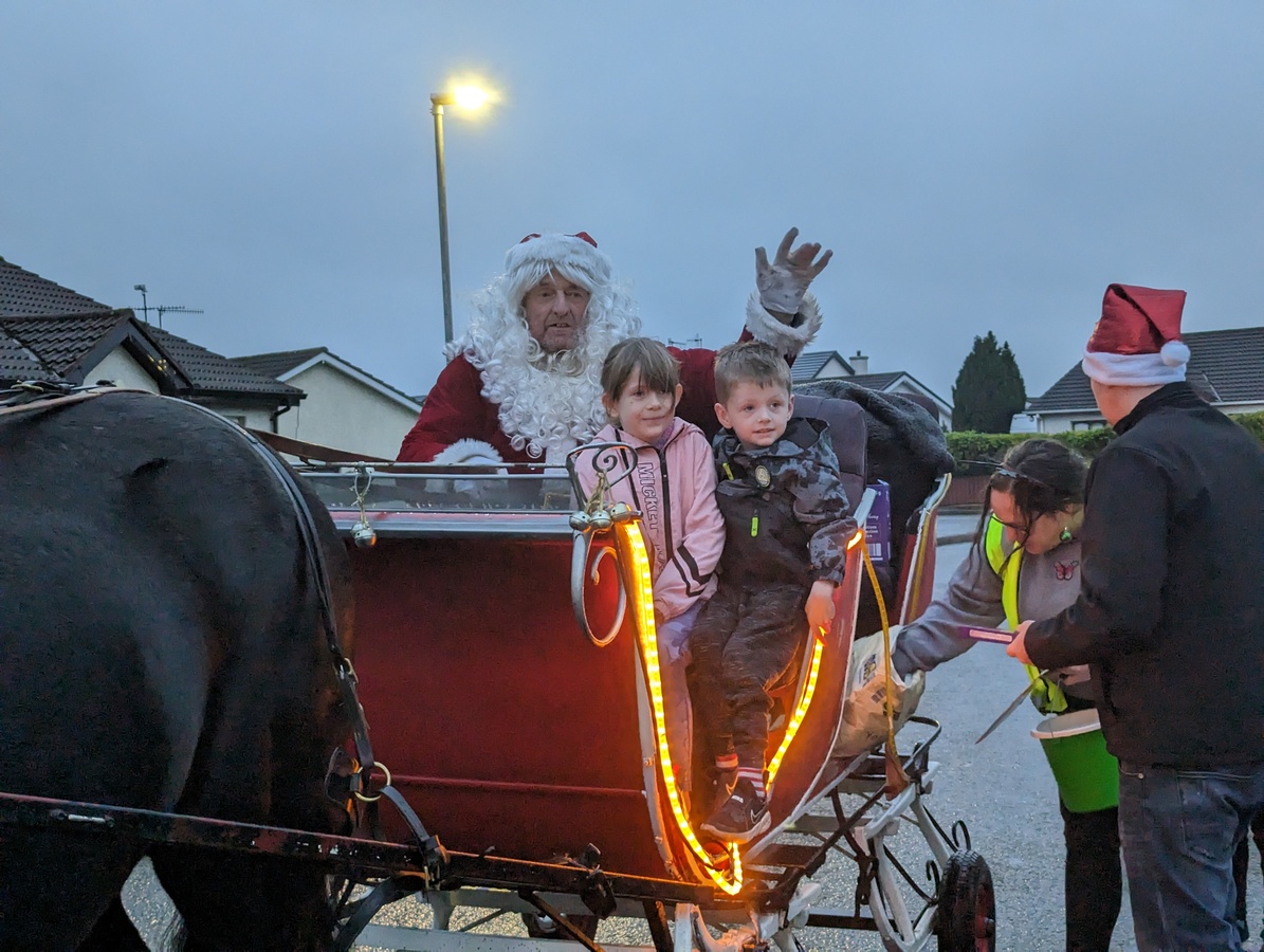 Santa Visits Killen 2022 - Coolough Drive  (5)